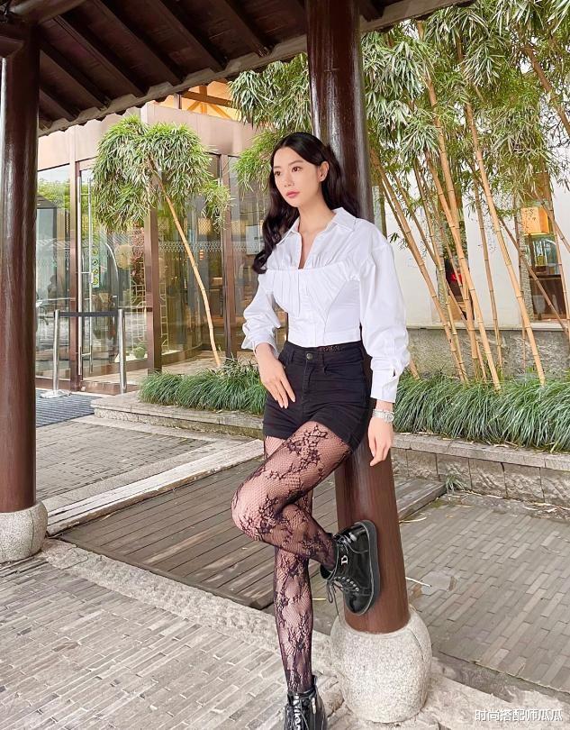 时尚搭配师瓜瓜|克拉拉最新大片曝光,穿挂脖开衩黑裙大秀身材,凹凸曲线真让人羡慕