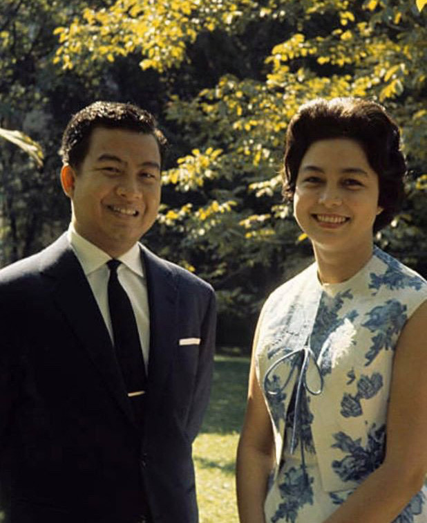 时尚风行派|柬埔寨68岁单身国王好帅！黑白配LOOK尽显绅士，年轻时嫩过小鲜肉