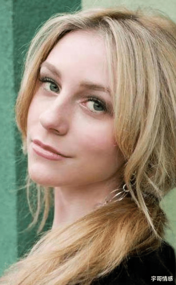 考特尼|16岁少女被“性诱惑”嫁51岁男演员，10年婚姻沦为赚钱工具