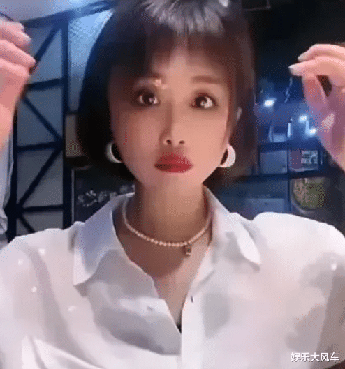 姐姐|孙卓姐姐现身机场，为见弟弟特意染一头红发，预示一家人红红火火