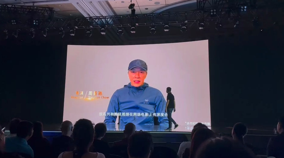 周星驰|周星驰欠债8.4亿后首露面，满头白发面部浮肿，将与腾讯合拍网剧