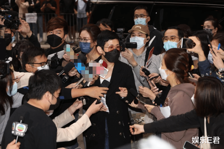 娱乐E君 吴孟达出殡,遗孀子女抵灵堂打点,火化后骨灰将被带回马来西亚