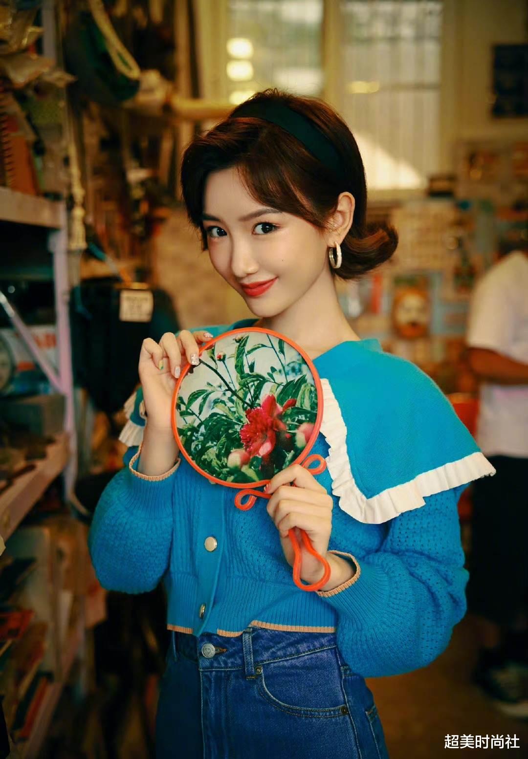 超美时尚社|90年代结婚造型太惊艳！毛晓彤烫卷发配红西装，晒复古大片获赞