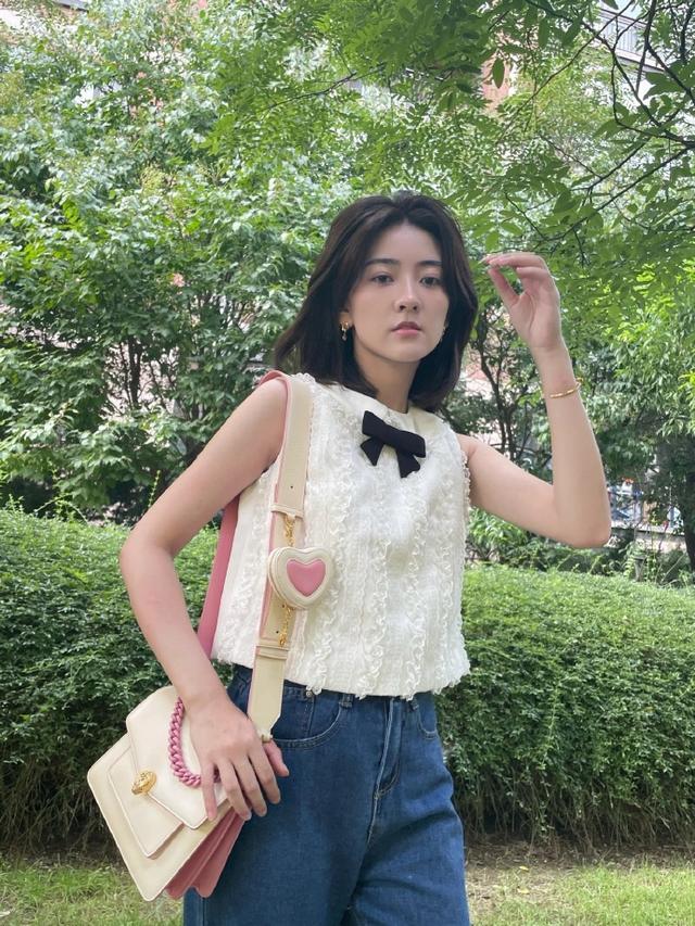 旗袍公馆|分手后的梁洁更少女了，穿短上衣配牛仔裤出门，生图下仍嫩出水来