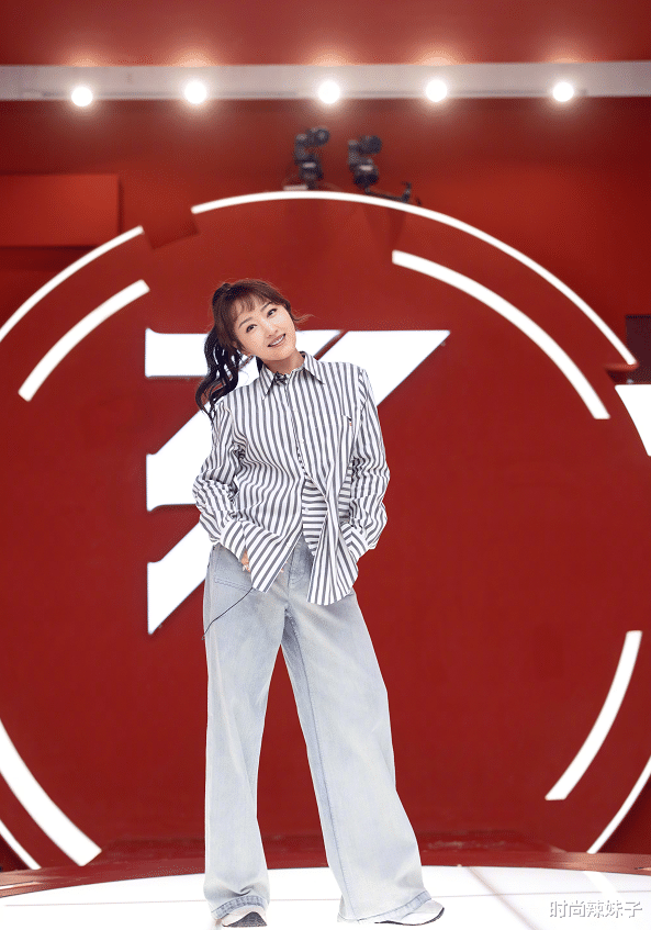 杨钰莹|杨钰莹不愧“不老女神”，穿粉色纱裙秀凹凸身材，不给00后留活路