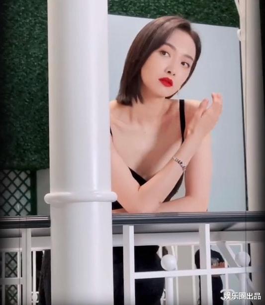 宋茜|宋茜晒工作花絮，发际线太高被指“像杨幂”，穿低领装无人关心