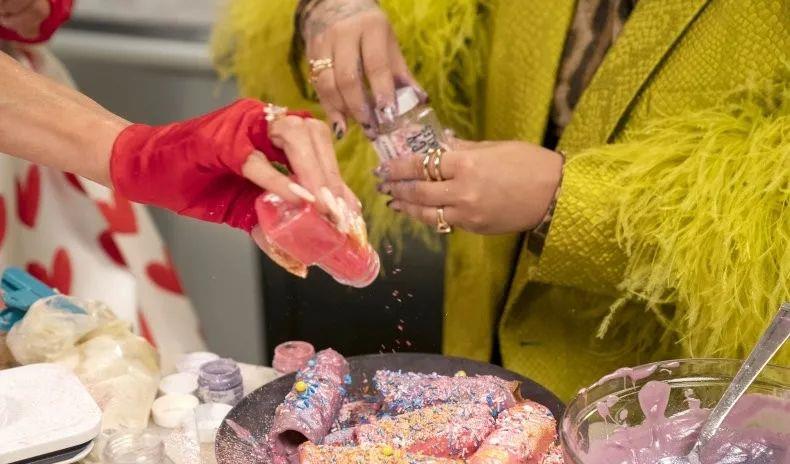 健身养生谈|希尔顿名媛爆笑真人秀!粉红芭比戴钻石口罩买菜,卡戴珊变丫鬟?