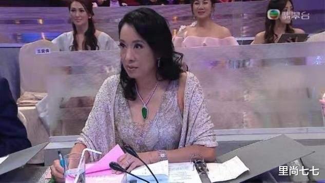 朱玲玲|朱玲玲为助阵港姐太拼，罕见走艳丽风真高调，62岁仍有挺拔曲线