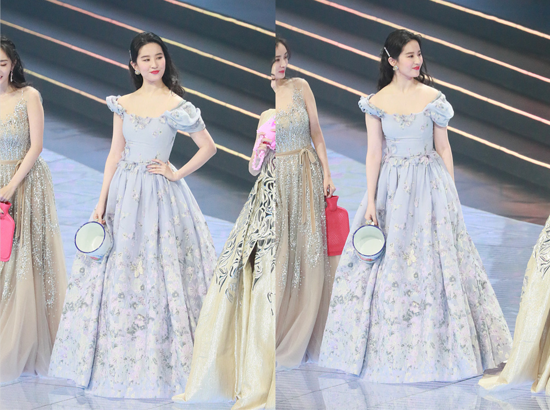 刘亦菲|刘亦菲是发福了吗？脸蛋圆了双下巴明显，但穿浅色裙子还是那么仙