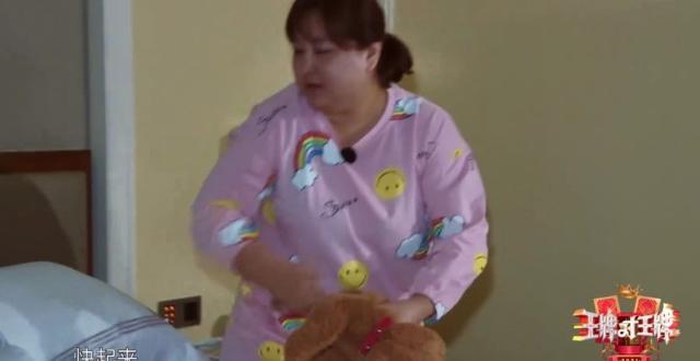 关晓彤|不知关晓彤穿的短裤，贾玲一把掀开被子，华晨宇眼神藏不住了