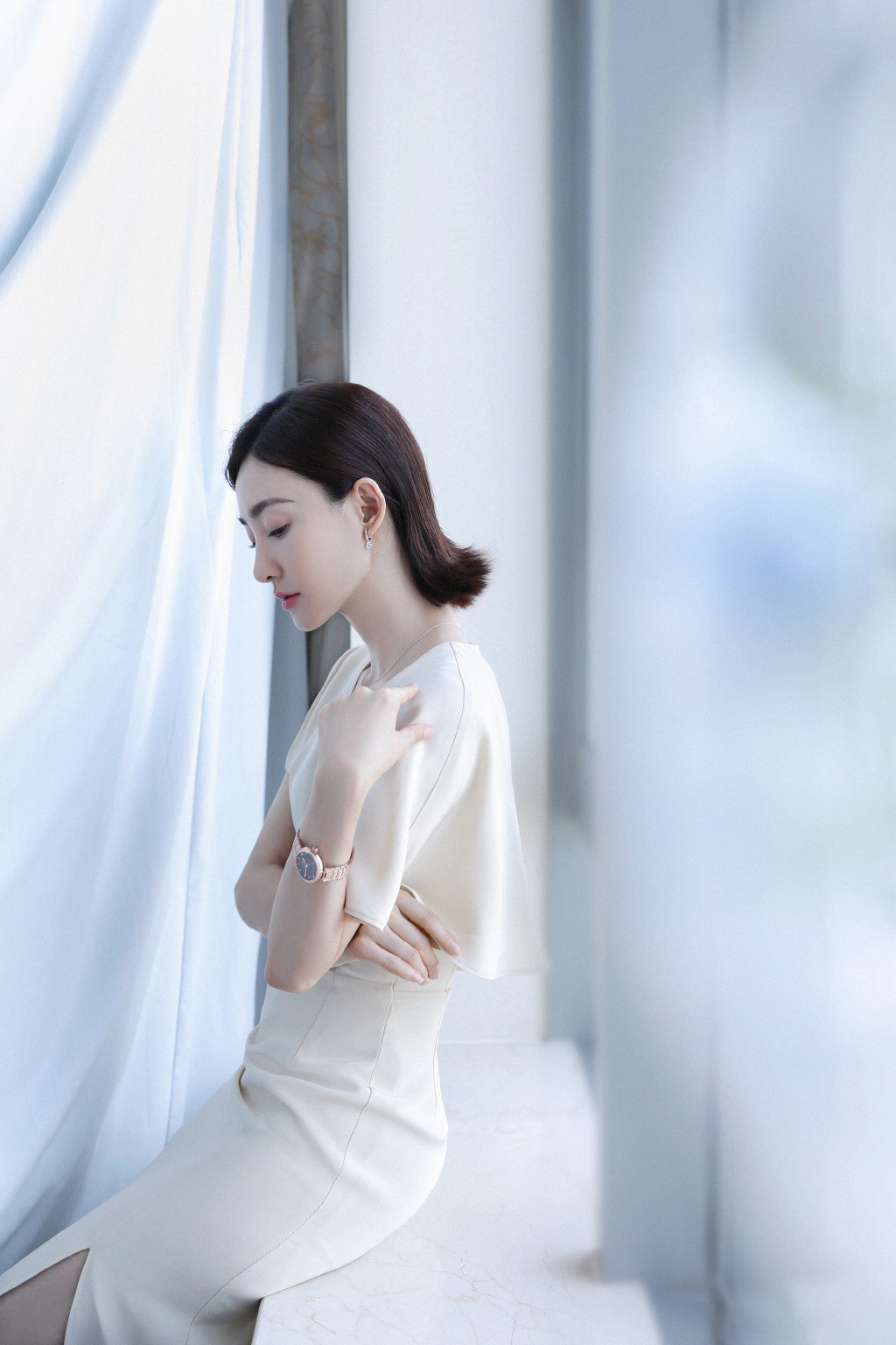 高晓松|王丽坤真会穿，穿白色连衣裙优雅大方，“波波头”发型减龄显脸小