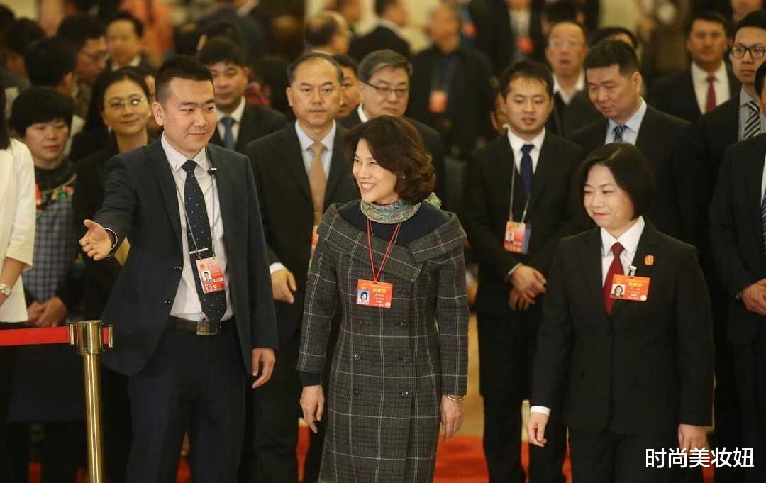 乳腺癌|董明珠不愧是见过世面，穿露肩裙配高领打底，端庄又高级洋气