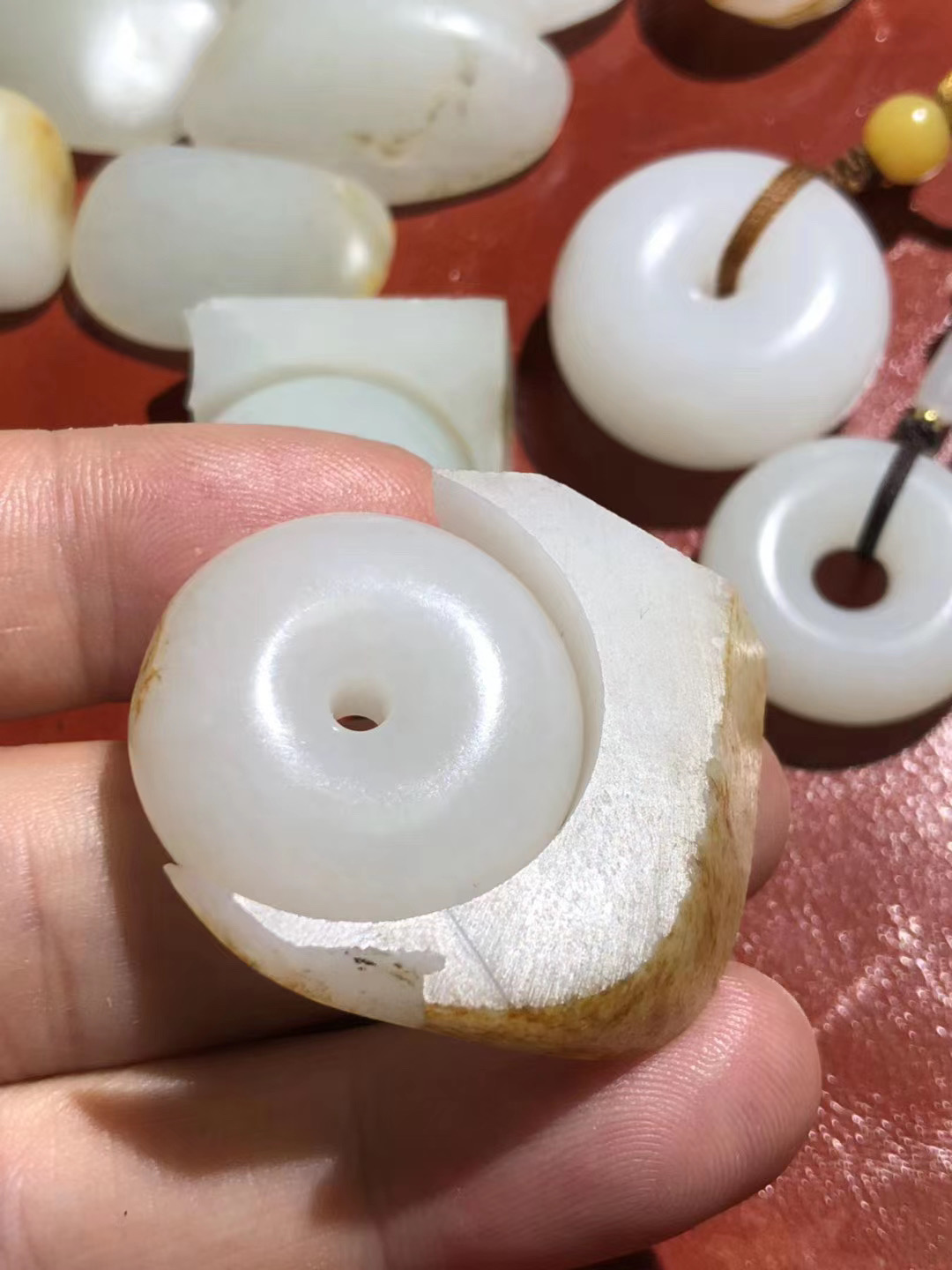 |母亲节到了，还没想好送什么？不妨选一件温润端庄的和田玉