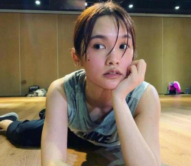 杨丞琳 杨丞琳容颜精致如少女，身材依旧纤细，“8+16”饮食法公开