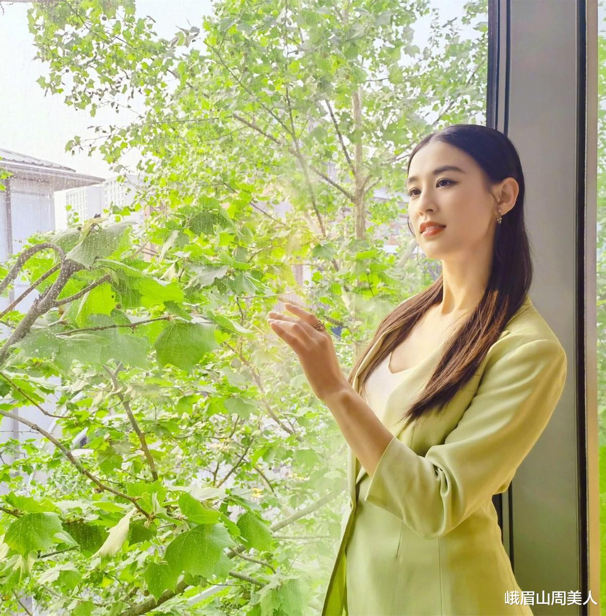 峨眉山周美人|黄圣依不愧是“真阔太”，穿芭比粉缎面裙好妩媚，一般人驾驭不了