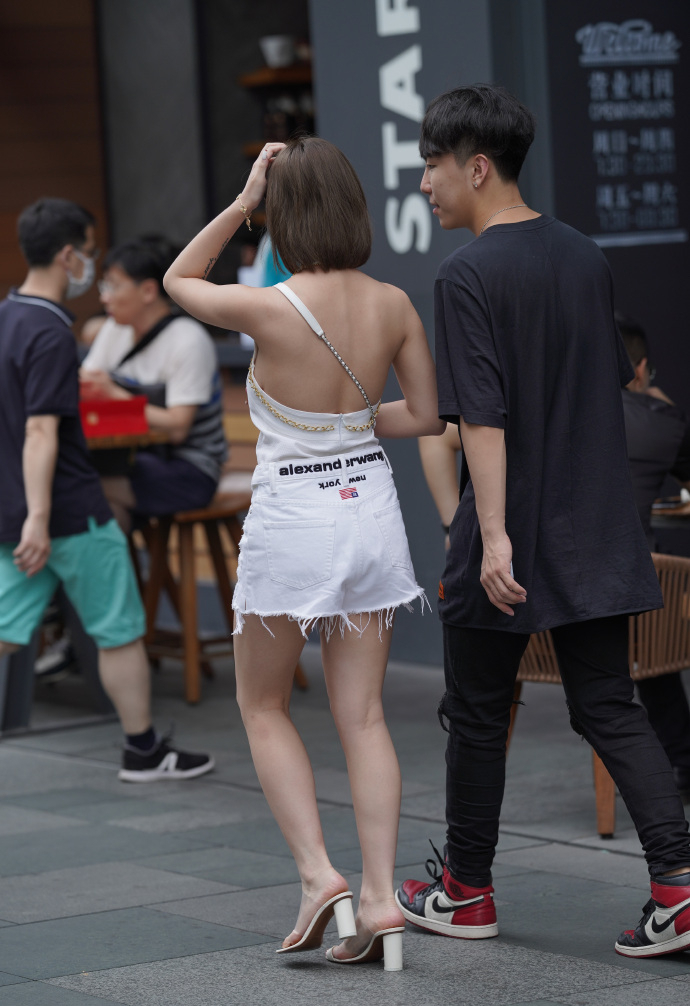 坎叔说时尚|微胖女孩的秋日穿搭,“挂脖”搭配短裤,轻松穿出高级感!