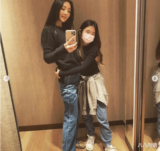 曹格|曹格妻子近照,毛衫配牛仔裤减龄又淑女,同框11岁女儿好似姐妹俩