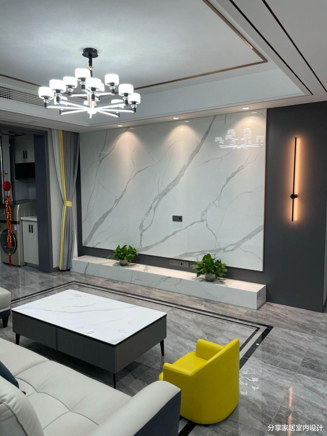 |她家现代简约风格,吊顶贴金属线条,设计悬空电视墙美观又大气!