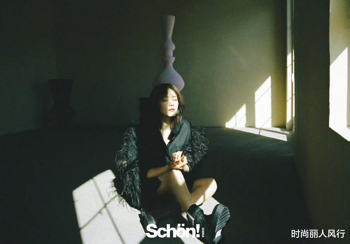 时尚丽人风行 高圆圆超大排场拍首封却翻车！穿高领礼服却像没脖子，脸也变方了