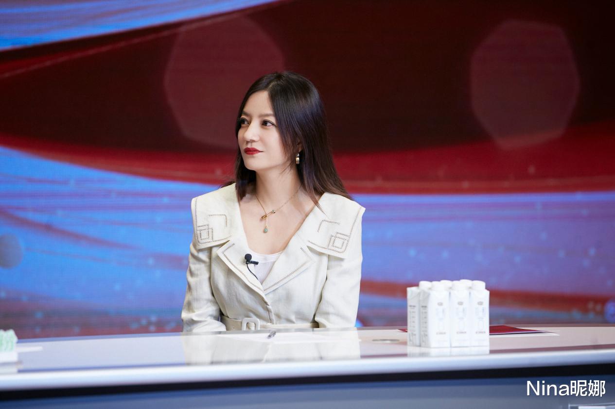 民族风|赵薇无惧素颜罕见自拍，穿民族风长袖扎马尾，皮肤细腻天然卧蚕好美