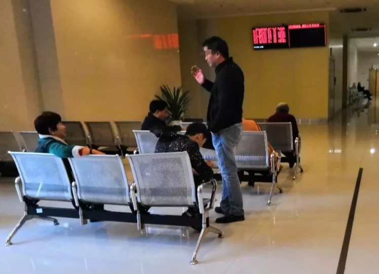 糖果的妈妈|“我在产房外玩游戏不行吗”？准爸爸被批“不长心”，他却很委屈