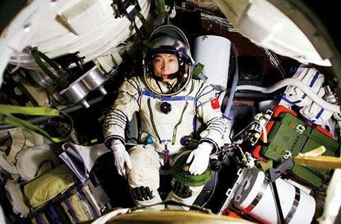 杨利伟 杨利伟从太空回地球后，为何17年间很少公开露面了，他生活怎样了