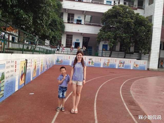 t恤|柳岩真会扮嫩，穿条纹T恤扎双马尾凹造型，牵手侄子却看着像姐弟