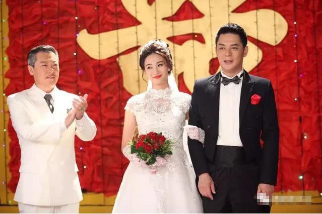 傅程鹏|周丽淇平安夜晒鲜花礼盒,傅程鹏甜喊“傅太”表爱意,儿子罕出镜