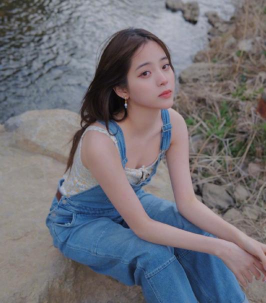 欧阳娜娜|欧阳娜娜终于不做“乖乖女”了,大胆穿上吊带,网友:改名辣辣吧