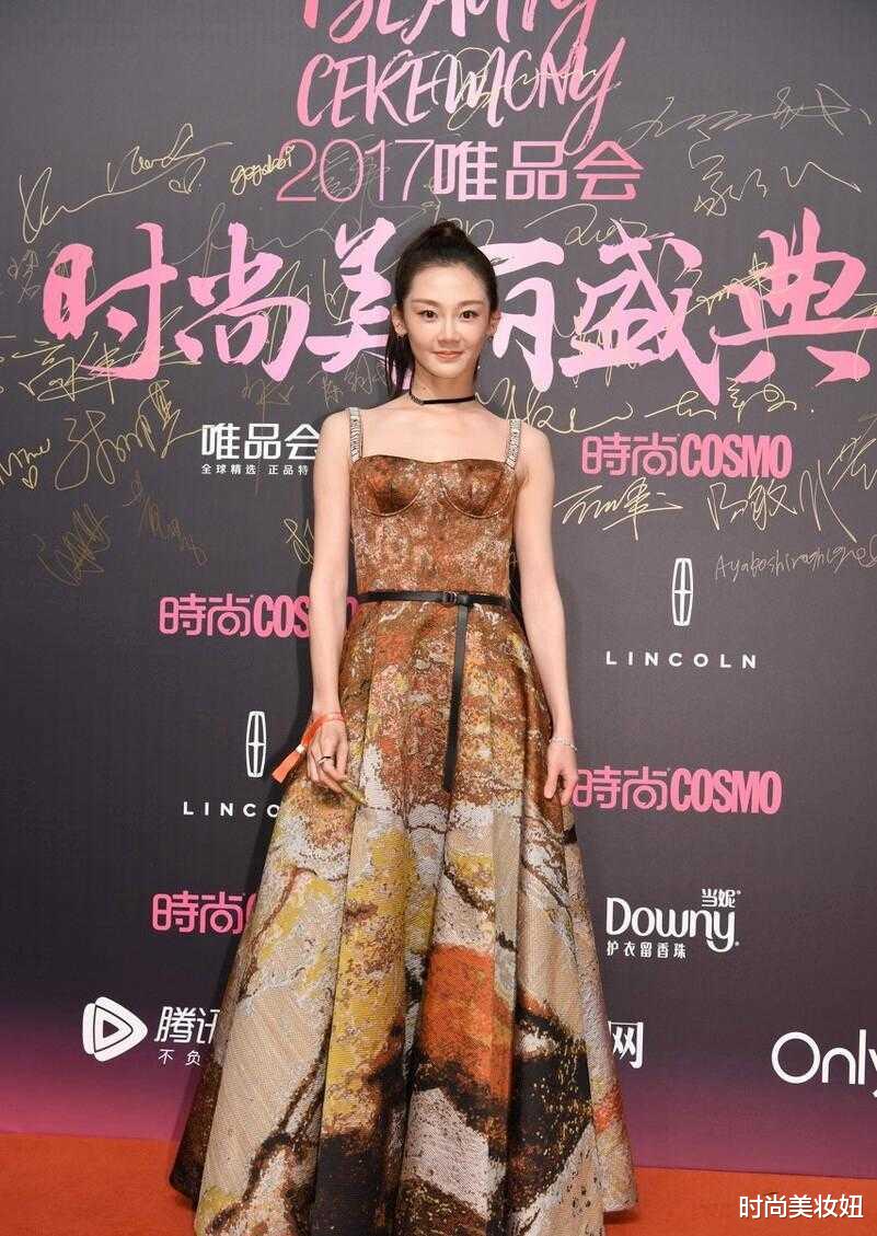 时尚美妆妞|郑恺老婆苗苗“天然颜值”真耐看，穿吊带连衣裙高级大气，太美了
