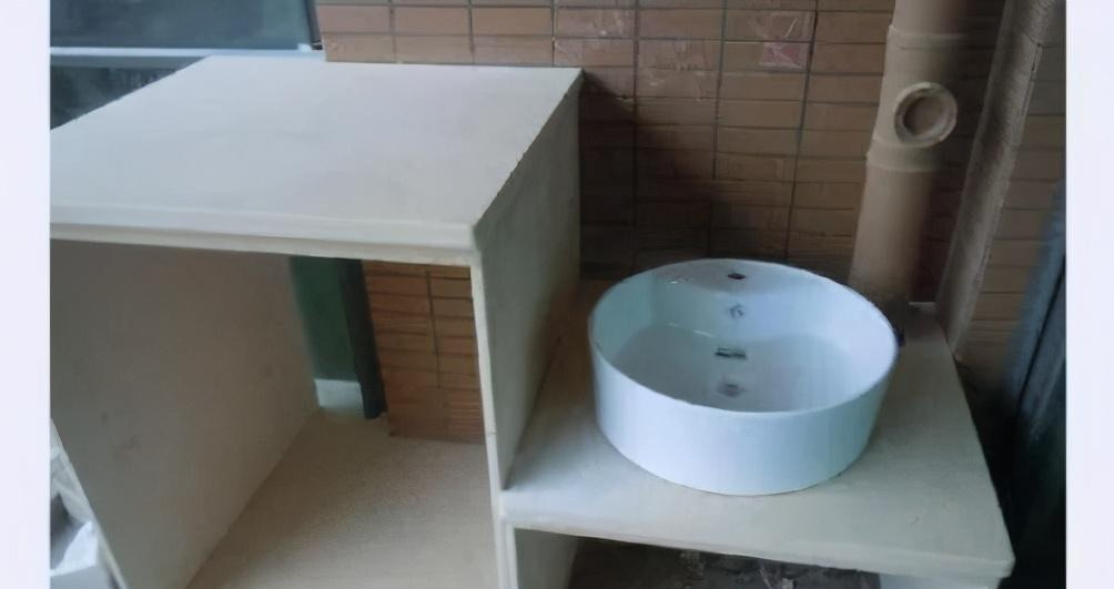 |装修泥工疏忽，阳台多砌了“一道墙”，业主看后：加600工钱！