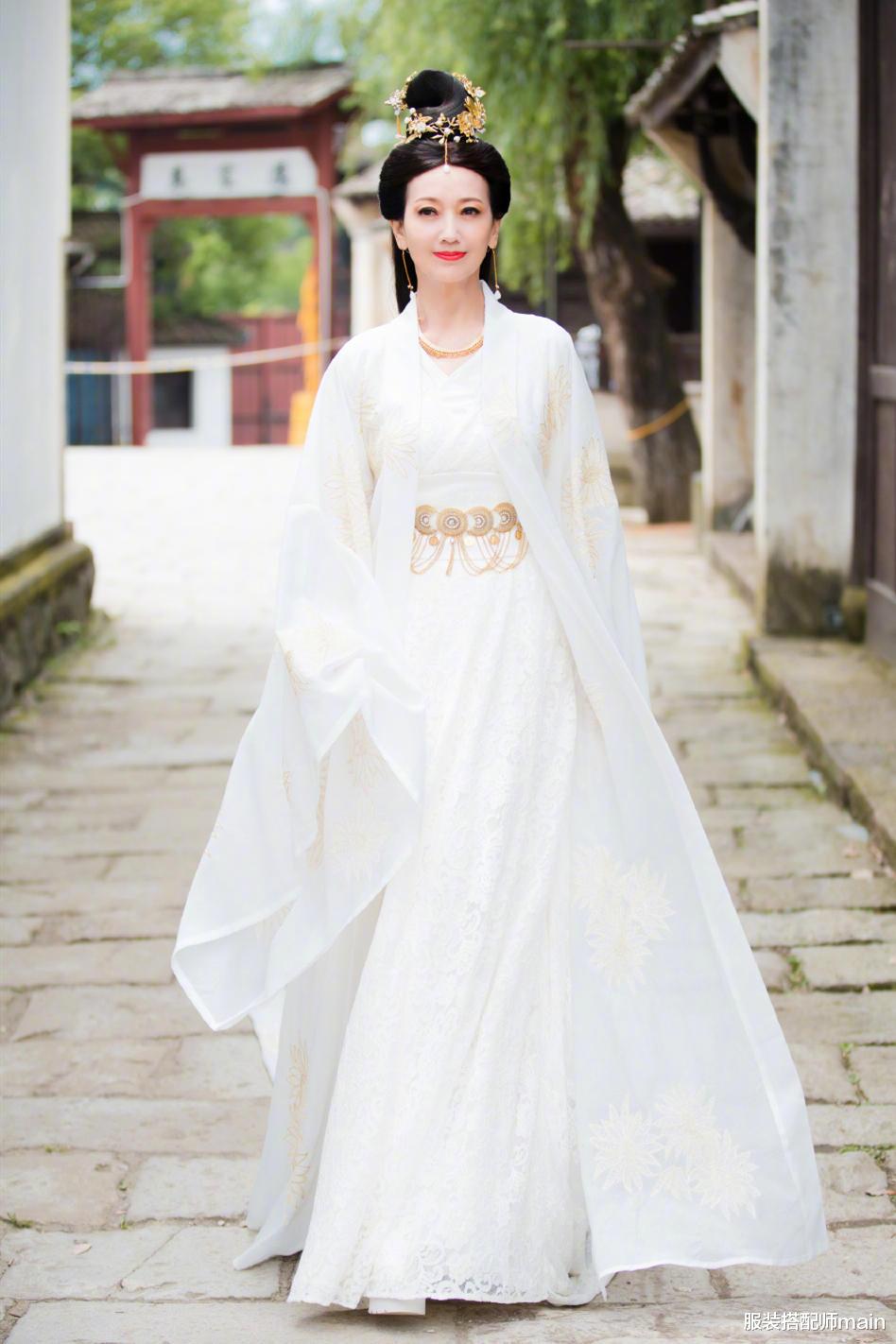 服装搭配师main|38岁演白蛇成荧屏经典,67岁气质超赞,这才叫岁月从不败美人