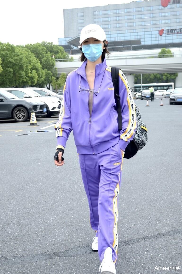 Ainee小屋 万茜咋有点“油”了，穿深蓝色运动套装挺休闲，但发型一言难尽