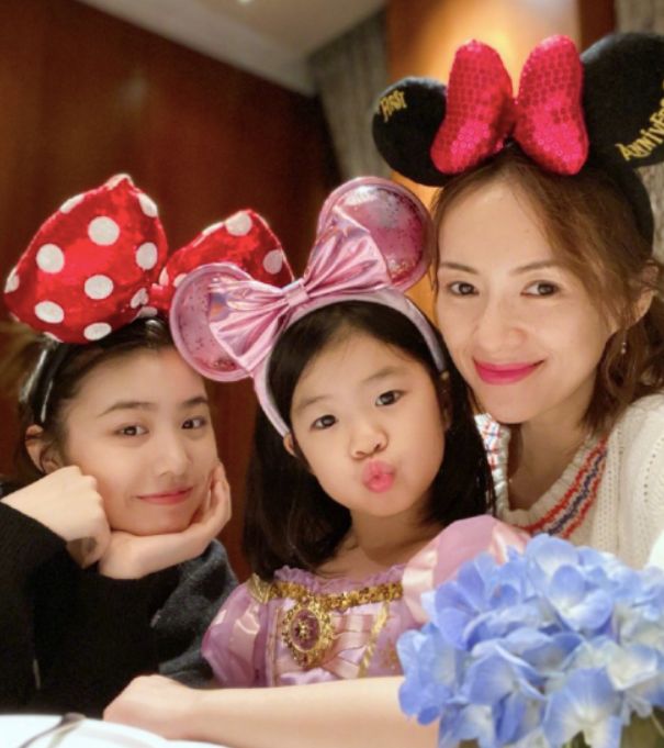 章子怡|章子怡继女越长越美，穿卫衣配牛仔裤气质真好，这颜值可以出道了