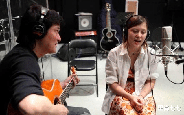 周华健|周华健一家为子庆生，61岁老婆满头白发老得不敢认，女儿太像哥哥