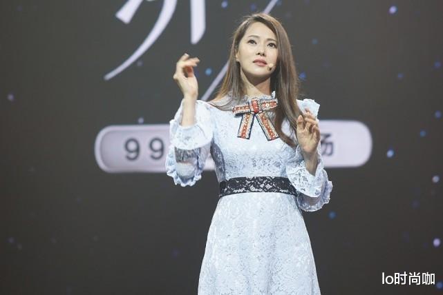 lo时尚咖|伊能静真的太“冻龄”，年过半百还这么嫩，穿蓝裙看着就像2.30岁
