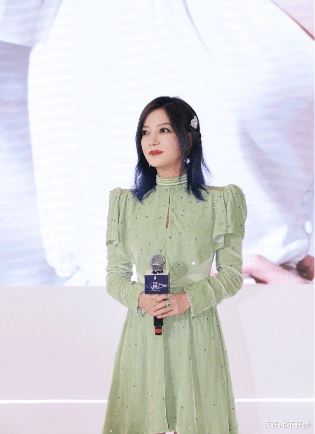 衣在配不在贵|赵薇瘦下来后真惊艳，穿高领裙也毫无压力，比原版模特还显高级感