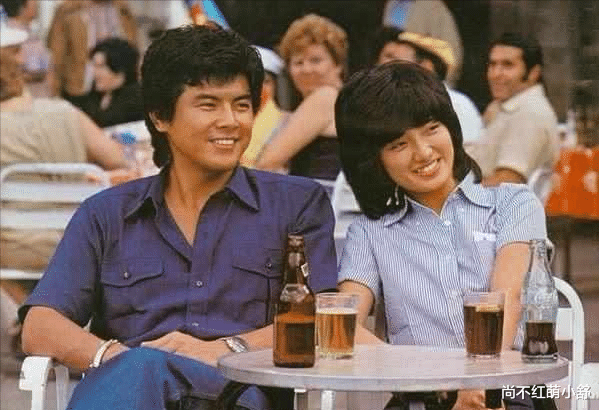 尚不红萌小舒 山口百惠中年发胖也是时髦人，穿衬衫配九分裤，从容优雅老去真美