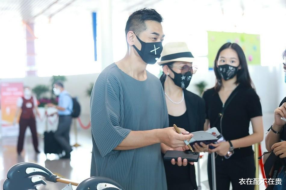 衣在配不在贵|赵文卓妻子罕见露面，一身黑搭配珍珠项链，虽然简单但很显女人味