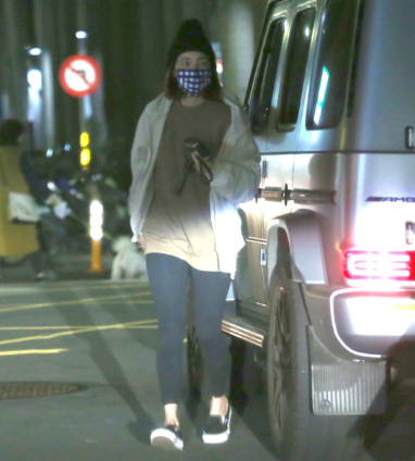 余文乐|花式秀恩爱，王棠云开百万豪车买番石榴，余文乐开法拉利跟随护花