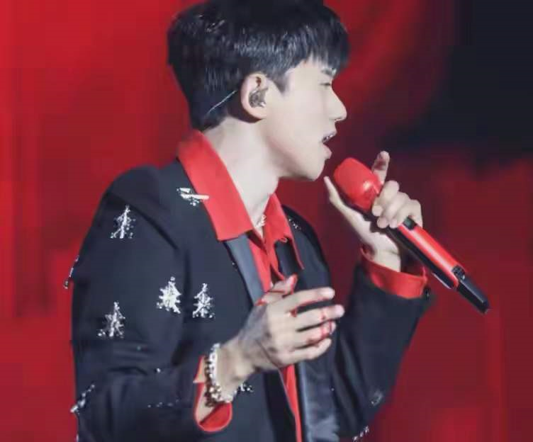 春节档|19岁女偶像舞台上出意外！衣服着火险焚身，喊救命遭公司冷血处理