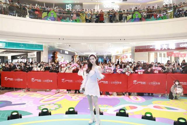 冯提莫|冯提莫身穿超短裙现身盐城，粉丝纷纷心疼留言：要风度也要温度