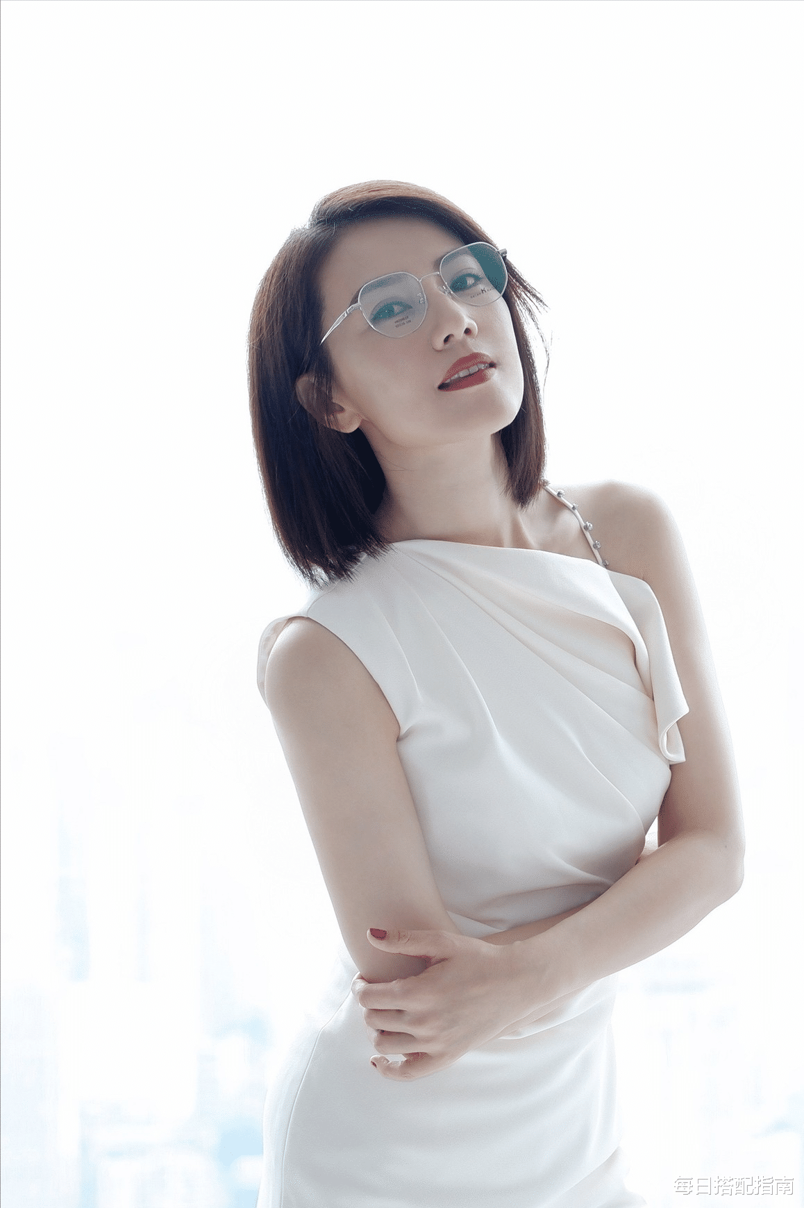 每日搭配指南|高圆圆不愧是“国民女神”，穿白裙气质高级优雅，41岁这状态绝了
