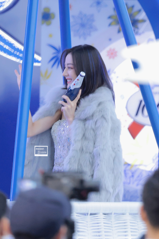 |迪丽热巴生图比精修图还美！穿貂大衣气场全开，美腿更是秀个不停