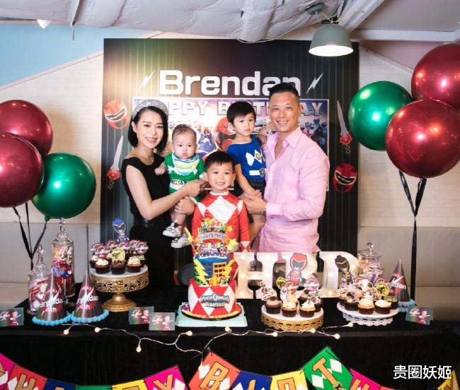 胡杏儿|胡杏儿一家五口最新合影高颜值，4年3个儿子帅又萌，老公以其为荣