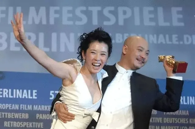 余男|怀孕3月遭抛弃，拿8个影后没结婚，如今身价40亿过得怎样了？