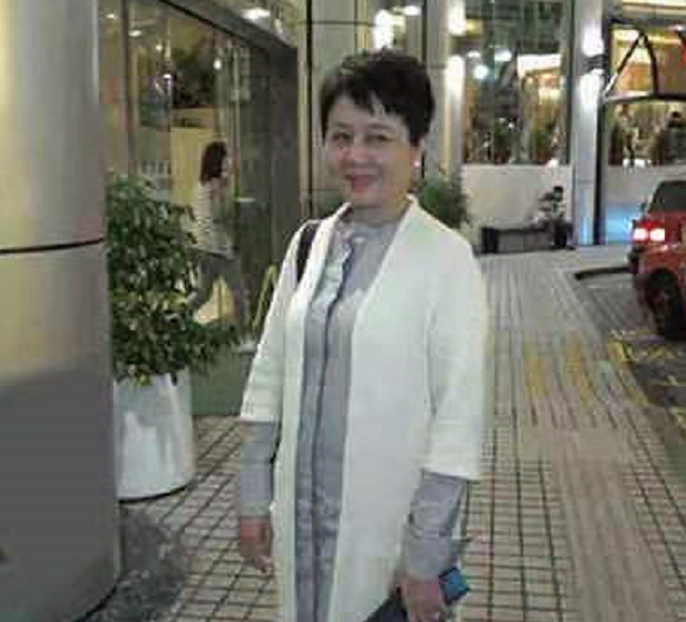 车晓|赌王四太疼儿媳不输向太！叠穿开衫变温柔奶奶，谈起孙女笑容不断