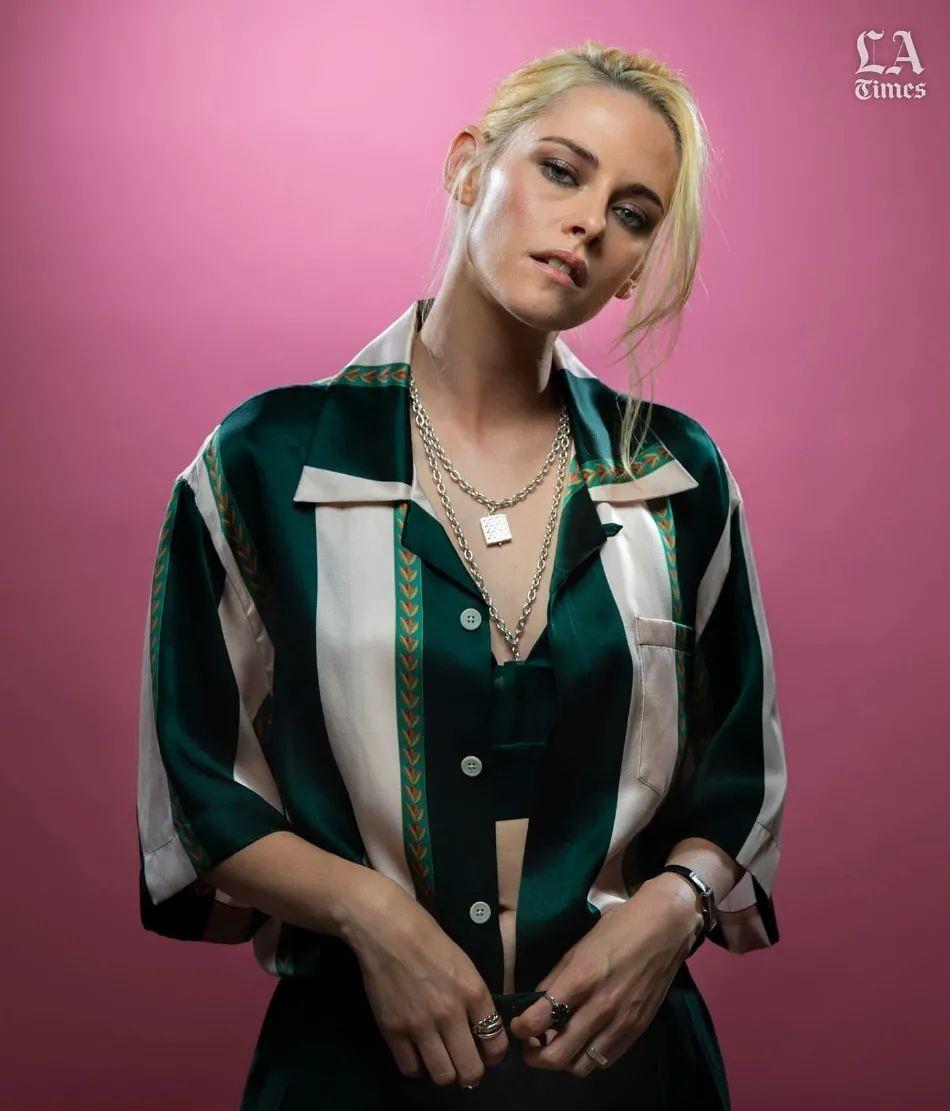 克里斯汀·斯图尔特|克里斯汀斯图尔特曝新写真！浓妆艳抹太性感撩人