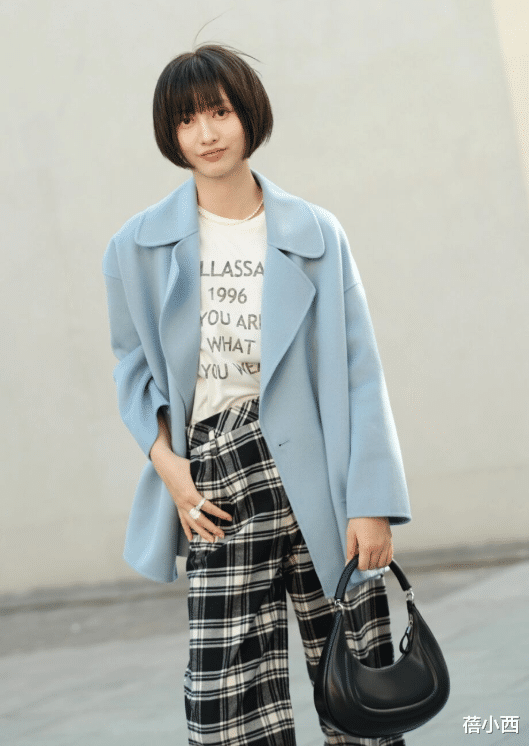 红薯 短发女孩别装嫩了，试试“大女人风”大衣look，让你又飒又美！