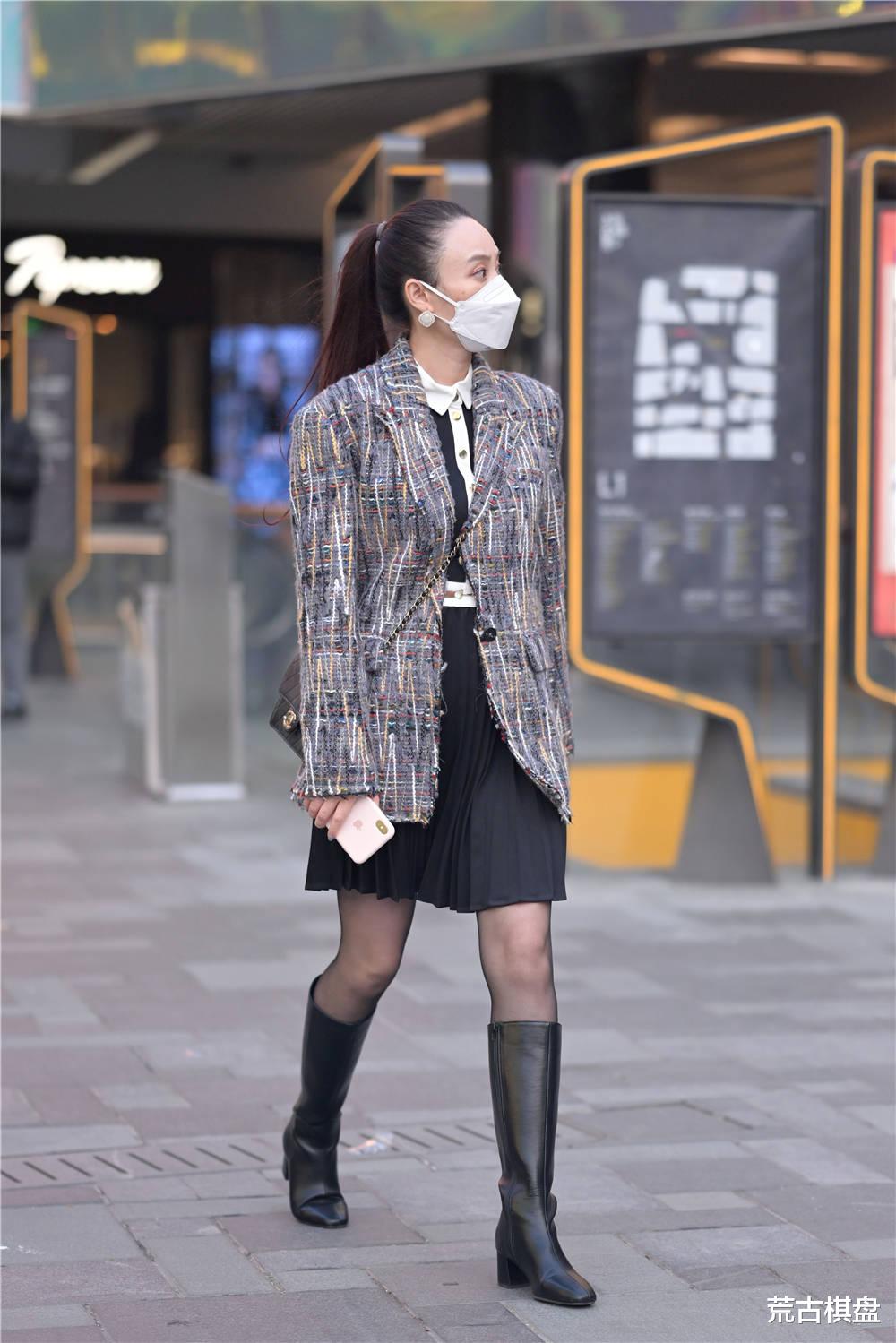 荒古棋盘 黑色丝袜搭配长靴,今年姑娘的穿搭,有点别致